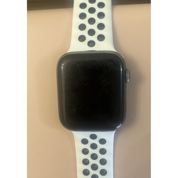 Apple Watch Series 5 44mm WIFI - Silver Aluminum with White Band - Picture 3 of 6